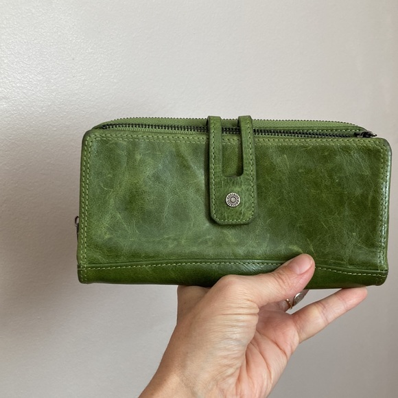 Pea green wallet with plenty of compartments leather clasp zippers - Picture 1 of 9